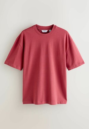 Short-sleeve t-shirt in muted rose, made from soft cotton, featuring a rounded neckline and relaxed fit, with a smooth texture and no patterns.