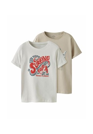 Två bomullströjor: en vit med röd och blå grafisk design "Surfing Club Miami Florida", och en beige med en subtil design. Rund halsringning, korta ärmar.