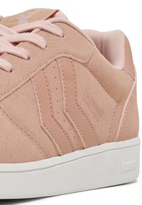 Lys rosa semsket sneaker med teksturerte detaljer, snøring og hvit gummisåle. Har tre tonede striper på siden.