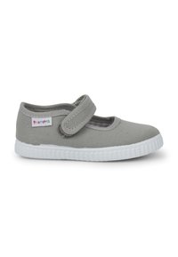 Scarpa Mary Jane in tela grigia con suola in gomma bianca e cinturino regolabile, caratterizzata da una fodera con motivo a quadretti e un'etichetta con logo sul lato.