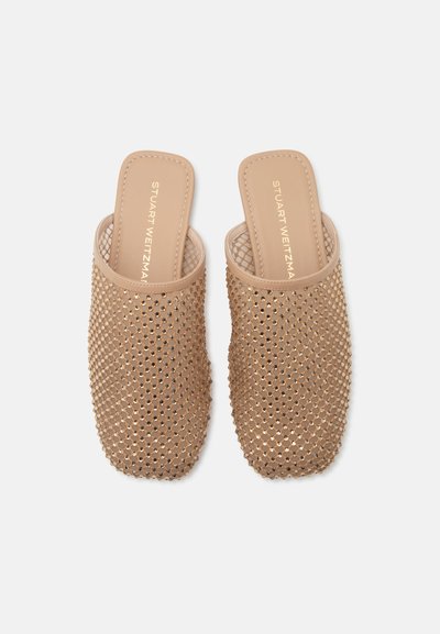 Mules en mesh beige à enfiler avec bouts carrés et ornements dorés sur les semelles estampillées Stuart Weitzman.