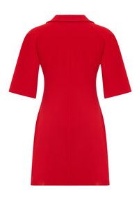 Punainen mekko, jossa on lyhyet, leveät hihat, kaulus ja tiukka siluetti. Sujuva pinta ja siisti, minimalistinen muotoilu, jossa on yksivärinen pinta.