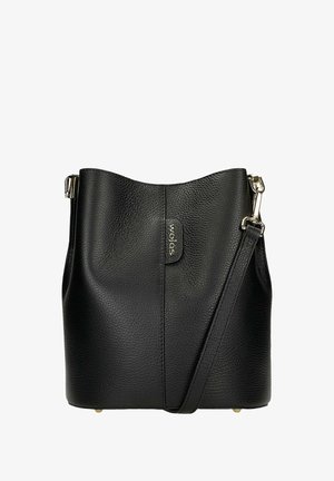 Borsa a secchiello nera in pelle con finitura texturizzata, una tracolla regolabile e dettagli metallici. Presenta un logo sulla parte anteriore.