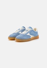 Blaue Wildleder-Sneaker mit weißen Akzenten, einem strukturierten Obermaterial und einer Gummisohle. Verfügt über flache Schnürsenkel und ein niedriges Profil.
