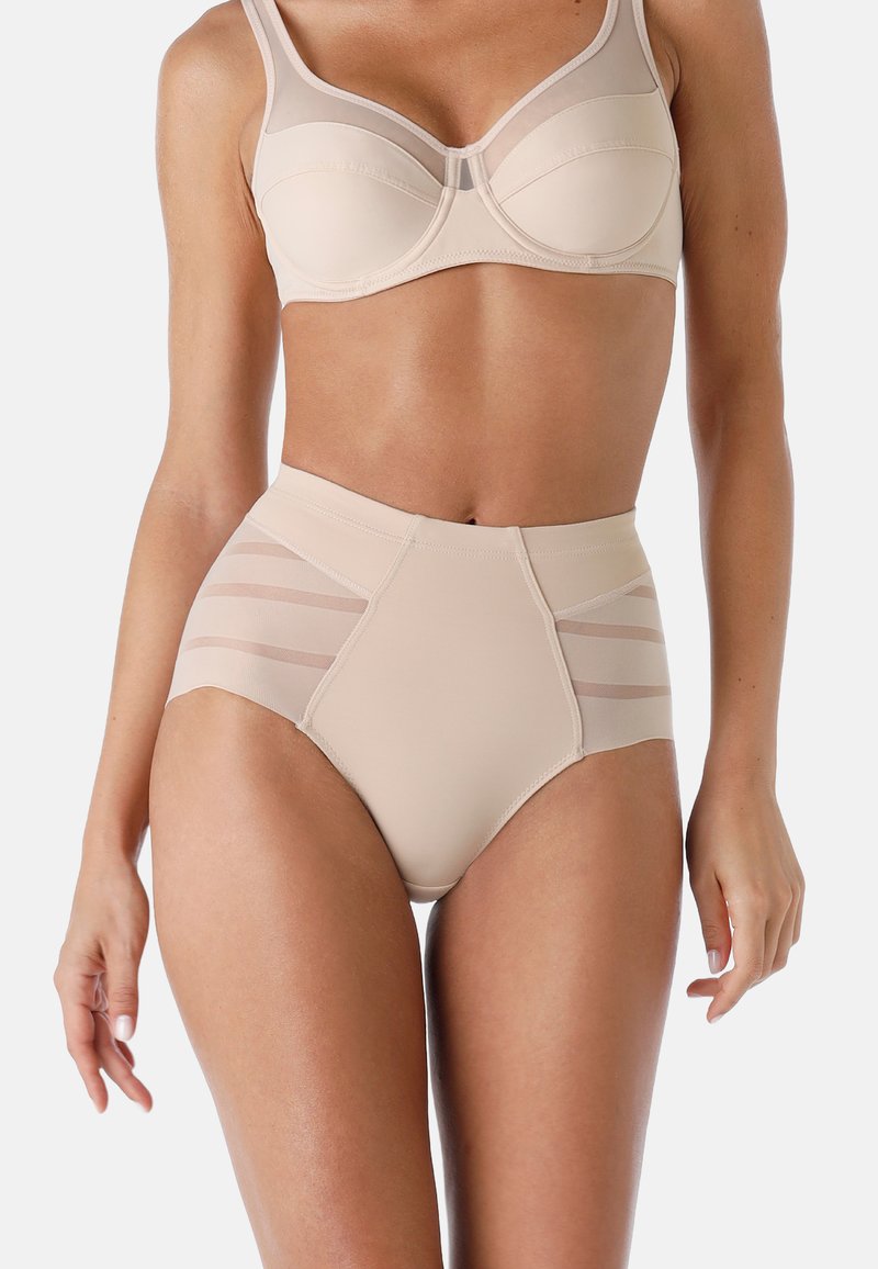 Set di reggiseno beige e mutandine a vita alta realizzato in tessuto liscio con pannelli trasparenti e accenti geometrici, che presenta un design strutturato e una vestibilità aderente.