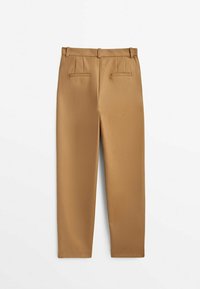 Enkla bruna byxor med rak passform, med frontveck och bakfickor, visade på en vit bakgrund.