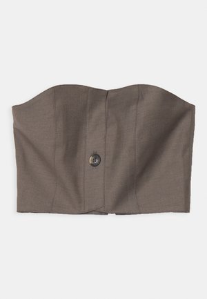 Top marron court sans bretelles avec un design structuré, fermeture à boutons sur le devant et texture lisse avec des détails de couture subtils.