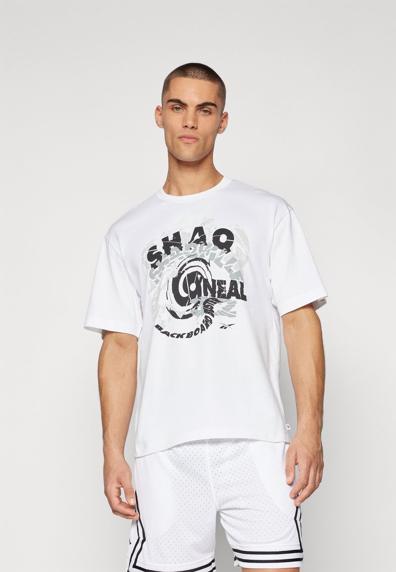 Hvid kortærmet t-shirt med et cirkulært grafisk design i sort og grå. Løs pasform, blødt materiale og rund halsudskæring.