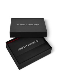 Czarny portfel o fakturze z białym napisem "PAKO LORENTE" wewnątrz otwartego czarnego pudełka z dopasowaną pokrywą z logo.