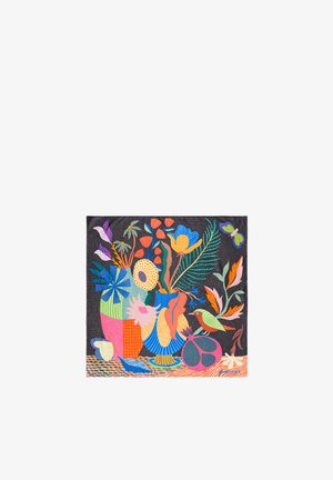 Žiarivá kvetinová kompozícia s rôznymi farebnými kvetmi v vzorovaných várach, zelený vták sediaci na ovocí a motýľ na tmavom pozadí.