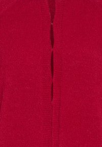 Cárdigan de punto rojo con diseño de cuello en V, textura de canalé sutil y una abertura vertical con forma de llaves en el frente para un detalle adicional.