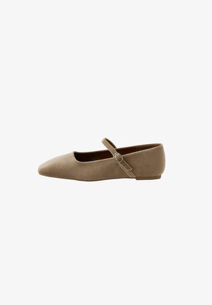 Beige mokkasiner i suede med spiss tå og Mary Jane-stropp. Har en liten rund spenne og en lav, firkantet hæl.