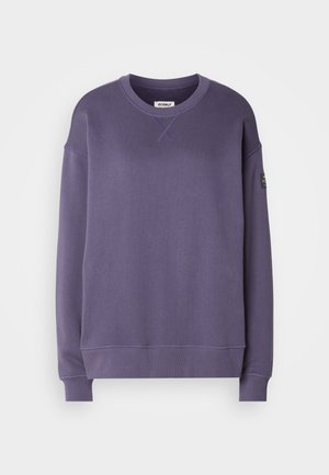Paarse sweatshirt met ronde hals, lange mouwen, ribgebreide manchetten en zoom, een klein detail aan de voorkant bij de hals, en een zwart label op de linkermouw.