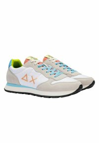 Sneakers con tomaia in suede beige e mesh bianco, lacci blu, logo arancione e linguetta sul tallone colorata. Suola in gomma nera.