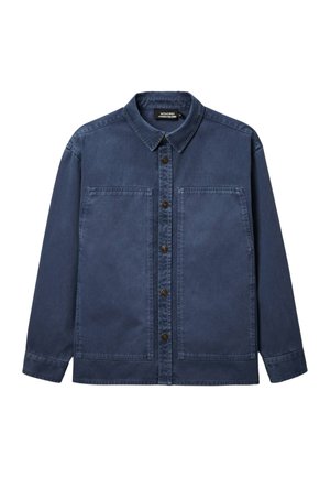 Chemise bleue foncée à manches longues avec col et grandes poches plaquées sur le devant, présentée à plat sur un fond blanc.