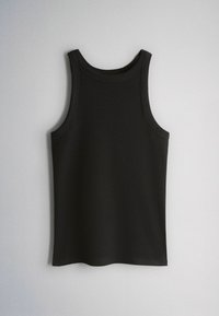 Top sin mangas negro acanalado con escote redondo, mostrado plano sobre un fondo gris claro.