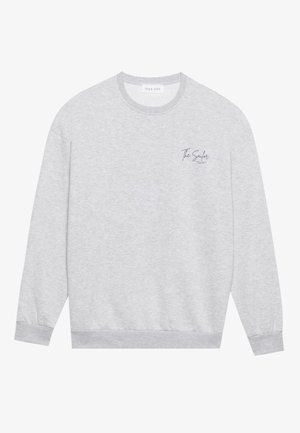Sweatshirt gri deschis realizat dintr-un material moale. Are guler rotund, mâneci lungi și o mică imprimare bleumarin "The Sailor" pe piept.