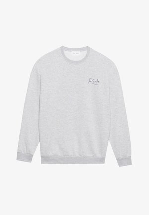 Svetlo siva dukserica iz mekog materijala. Ima okruglu izrez, duge rukave i mali mornarsko plavi print "Mornar" na grudima.