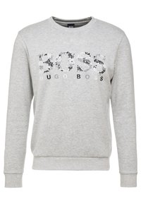 Ljusgrå crewneck sweatshirt med pixeliserad textlogotyp "BOSS" och "HUGO BOSS" på bröstet, långa ärmar och ribbade muddar och nederkant.