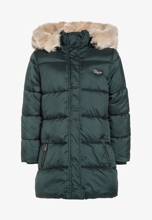 Manteau matelassé vert avec capuche en fausse fourrure, texture matelassée verticale, poches latérales zippées et un logo sur la poitrine.
