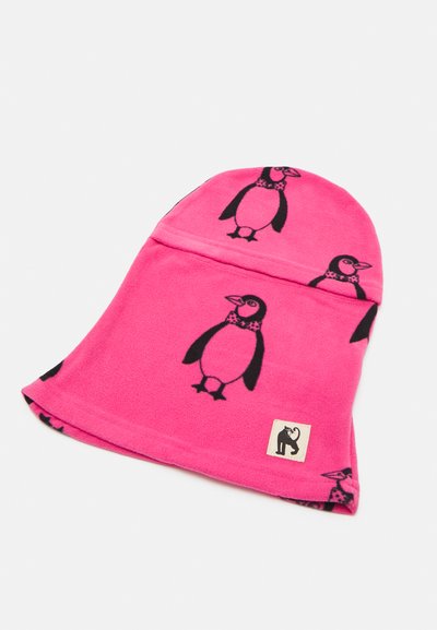 Gorro de forro polar rosa con un diseño repetido de pingüinos en negro. Incluye una etiqueta de tela con un logo en el lateral. Textura suave y diseño cálido.