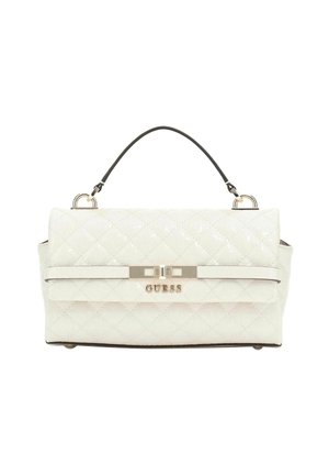 Borsa a tracolla bianca trapuntata con una forma strutturata, hardware dorato, una placca con logo e un manico nero rimovibile. Presenta una texture liscia e linee pulite.