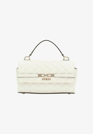 Gequiltete weiße Handtasche mit strukturierter Form, goldfarbener Hardware, einem Logo-Schild und einem abnehmbaren schwarzen Griff. Verfügt über eine glatte Textur und klare Linien.
