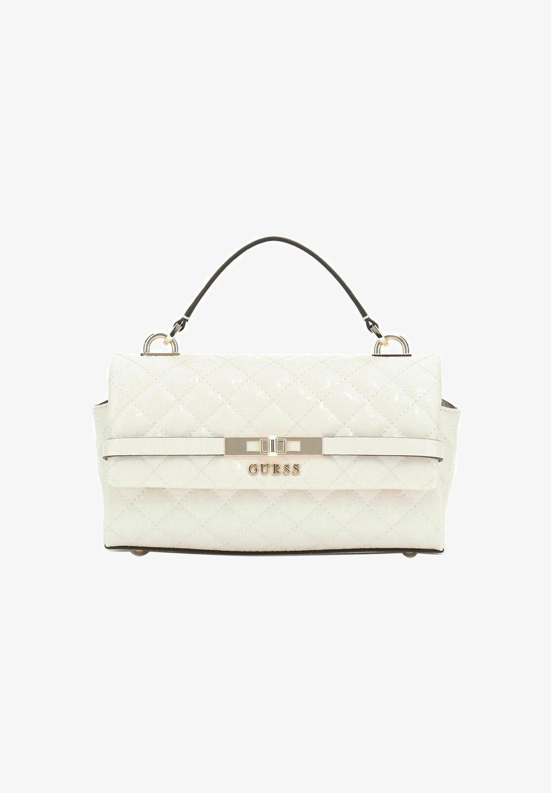 Gequiltete weiße Handtasche mit strukturierter Form, goldfarbener Hardware, einem Logo-Schild und einem abnehmbaren schwarzen Griff. Verfügt über eine glatte Textur und klare Linien.