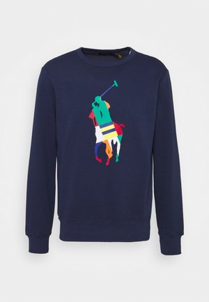 Marineblå sweatshirt med farverig abstrakt polospiller-logo centreret på fronten, der indeholder grøn, rød, gul, blå, hvid og orange farver.