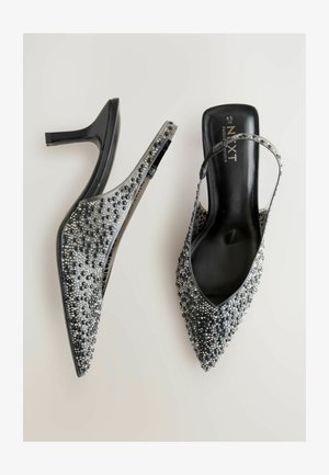 Schwarze Slingback-Highheels mit spitzer Zehenpartie, bedeckt mit schwarzen und silbernen dekorativen Perlen, mit glattem Lackleder-Finish und Absatz.