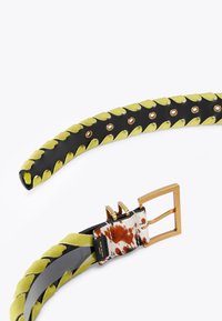 Spleciony pasek z czarnej skóry, z akcentami z zamszu w kolorze limonkowym, złotym osprzętem oraz zapięciem w teksturowany wzór zwierzęcy. Gładkie wykończenie z metalicznymi detalami.