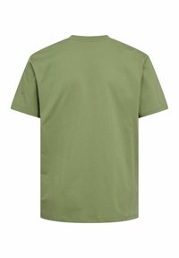 Oliven grøn t-shirt med korte ærmer lavet af blødt stof, med rund hals og lige kant. Enkel design uden grafik eller mønstre.