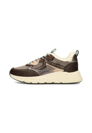 Bruine en beige sneaker met gemengde texturen, witte gewatteerde zool, met patroon versierde veters en zachte witte voering, zijaanzicht op witte achtergrond.