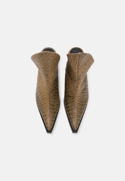 GmbH NAIMA KITTEN HALF BOOTIE CROC EMBOSSED - Cowboy-/Bikerstiefelette - brown