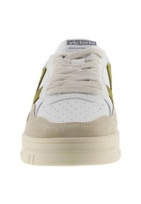 Sneaker bianca con accenti in suede verde, tomaia in mesh testurizzato e suola beige. Lacci e dettagli perforati visibili sulla punta.