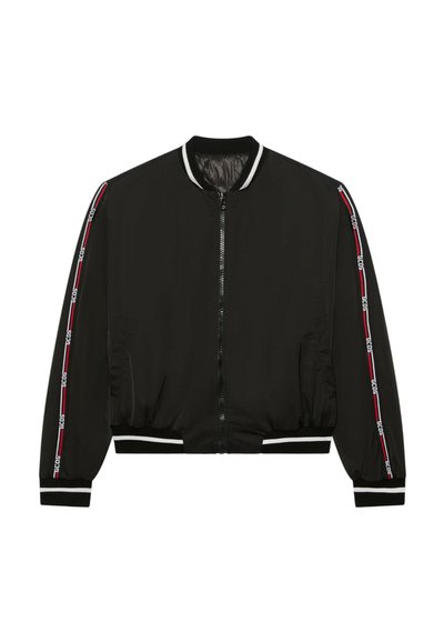 Czarna kurtka bomber z przednim zamkiem błyskawicznym, ściągaczami przy mankietach, kołnierzu i dolnym brzegu z białymi paskami oraz taśmą z logo GCDS w kolorze czerwono-białym wzdłuż rękawów.