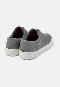 Camper PEU TOURING - Stringate sportive - mittelgrau