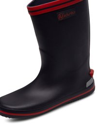 Černá gumová dešťová bota s červenými pruhy, zaoblenou špičkou, texturovanou podešví a detailem loga. Obsahuje poutko na zadní straně pro snadné obouvání.