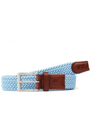 Ceinture en tissu tressé bleu clair avec extrémités en cuir marron et boucle rectangulaire argentée, posée à plat sur fond blanc.