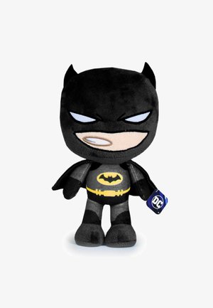 Zwarte pluche Batman-knuffel met een glimlachend gezicht, geel logo en cape. Heeft ronde oren en cilindervormige armen. Blauwe DC-tag eraan bevestigd.