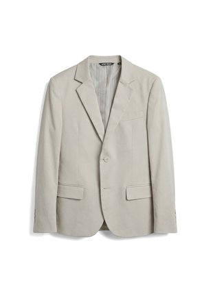 Blazer da uomo beige chiaro con un solo bottone, rever a lancia, due tasche con pattina e una tasca al petto, mostrato su sfondo bianco.