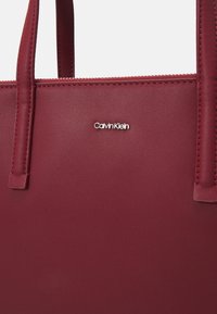 Calvin Klein MUST MEDIUM TOTE - Borsa a mano - biking red