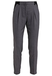 Pantalon gris sur mesure avec plis, coupe slim, détail ceinture noire, fermeture éclair devant et poches latérales.