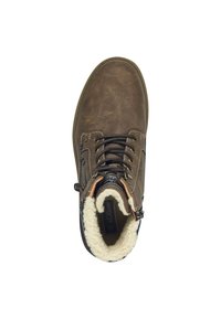Botín de cuero marrón hasta el tobillo con un acabado texturizado, que presenta un suave forro de piel, cordones negros y detalles de costura decorativa.