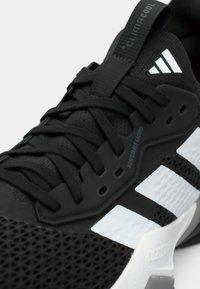 Αθλητικό παπούτσι Adidas ασπρόμαυρο με πλεκτό επάνω μέρος, ρυθμιζόμενο δέσιμο, ετικέτα γλώσσας ClimaCool και ενδιάμεση σόλα με απορρόφηση Lightstrike.