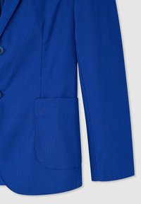 Blazer blu con tessuto texturizzato, rever a punta, tre bottoni e tasca a toppa sul davanti, con design su misura e strutturato.