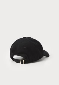 Cappellino da baseball in lana nera con visiera curvata, cintura regolabile sul retro e dettagli di cucitura discreti sul tessuto.