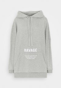 Grå huvtröja av mjukt tyg. Har en känguruficka. Framtexten inkluderar "RAVAGE" och ytterligare tryckta fraser i vitt.