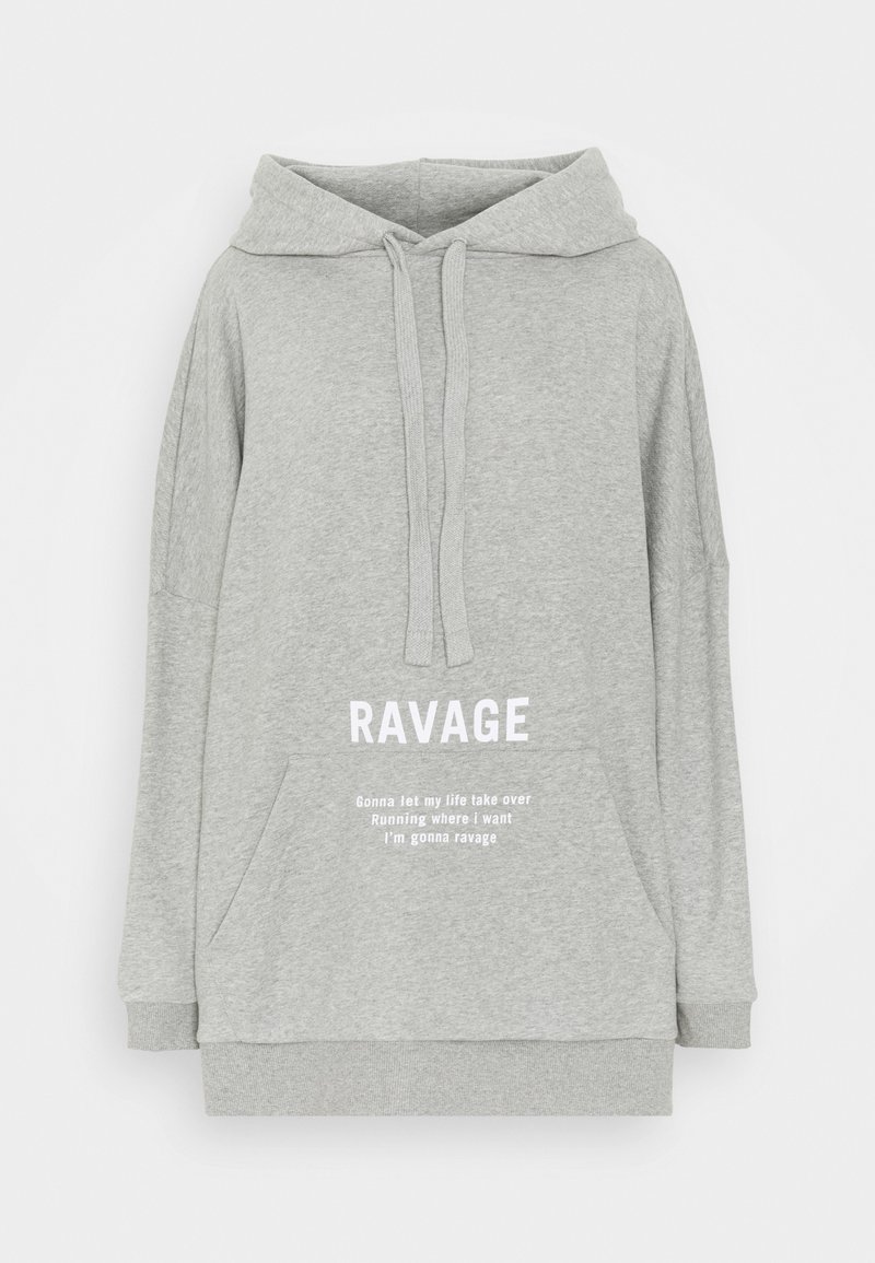 Grå huvtröja av mjukt tyg. Har en känguruficka. Framtexten inkluderar "RAVAGE" och ytterligare tryckta fraser i vitt.