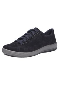 Baskets en daim bleu marine foncé avec un embout arrondi, semelle en caoutchouc gris contrastant et six œillets pour lacets. Présente des accents de couture subtils.